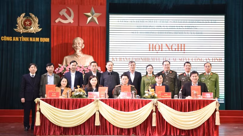 Đại diện lãnh đạo 4 sở và Giám đốc Công an tỉnh Nam Định ký biên bản bàn giao nhiệm vụ.