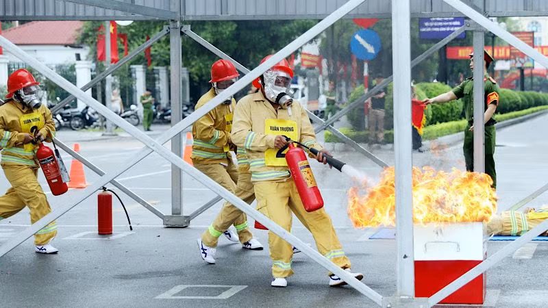 Tiếp đó là thi thực hành chữa cháy. (Ảnh: XUÂN TRƯỜNG) Tiếp đó là thi thực hành chữa cháy. (Ảnh: XUÂN TRƯỜNG)