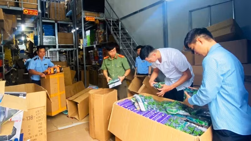 Đoàn kiểm tra phát hiện tạm giữ hơn 3.000 bộ đồ chơi trẻ em không rõ nguồn gốc, xuất xứ. (Ảnh: Công an tỉnh Nam Định).