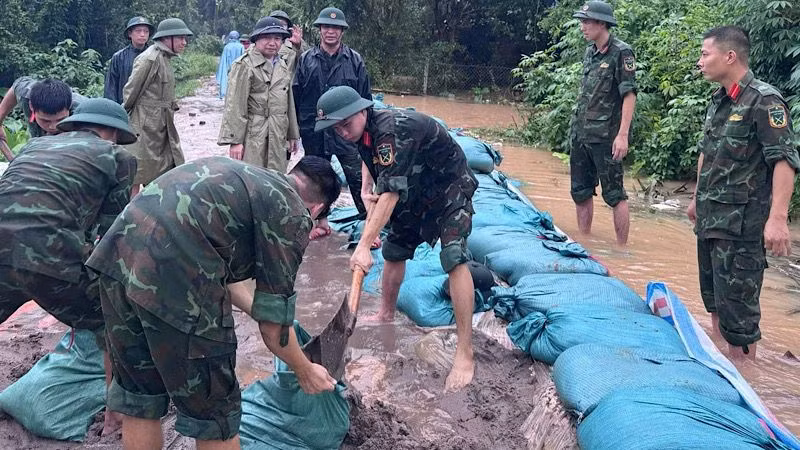 Lực lượng quân sự tỉnh Nam Định nỗ lực chống tràn đê bối thuộc địa bàn thành phố Nam Định. Lực lượng quân sự tỉnh Nam Định nỗ lực chống tràn đê bối thuộc địa bàn thành phố Nam Định.