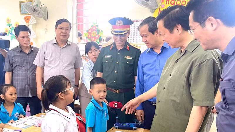Phó Thủ tướng Chính phủ Trần Hồng Hà thăm, động viên các cháu học sinh tại Trường tiểu học xã Mỹ Tân, thành phố Nam Định (tỉnh Nam Định). Phó Thủ tướng Chính phủ Trần Hồng Hà thăm, động viên các cháu học sinh tại Trường tiểu học xã Mỹ Tân, thành phố Nam Định (tỉnh Nam Định).