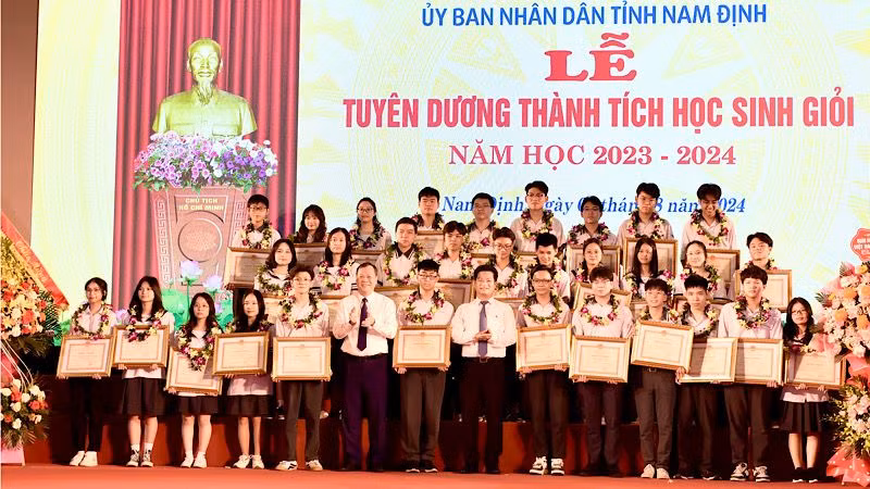 Lãnh đạo tỉnh Nam Định khen thưởng các học sinh đạt giải nhì kỳ thi chọn học sinh giỏi Quốc gia năm học 2023-2024. Lãnh đạo tỉnh Nam Định khen thưởng các học sinh đạt giải nhì kỳ thi chọn học sinh giỏi Quốc gia năm học 2023-2024.