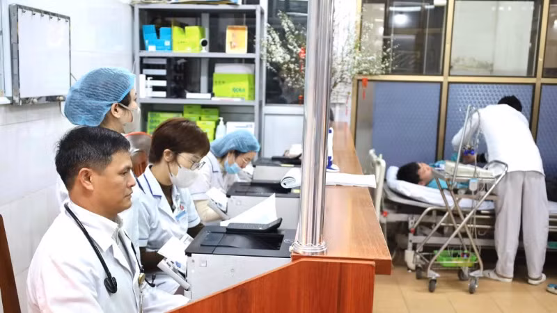 Bệnh viện Đa khoa tỉnh Nam Định thực hiện khám, chữa bệnh cho bệnh nhân.