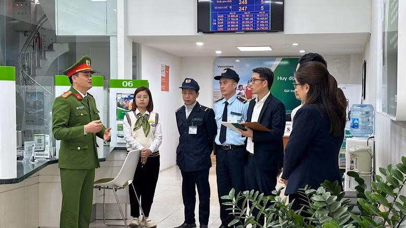 Lực lượng Công an Ninh Bình thường xuyên tổ chức hướng dẫn kỹ năng phòng ngừa tội phạm liên quan đến hệ thống ngân hàng. (Ảnh: XUÂN TRƯỜNG)