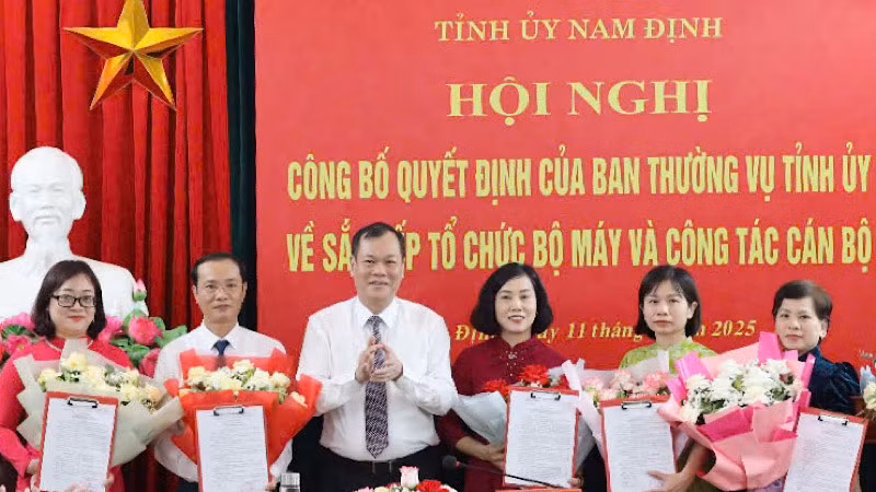 Đồng chí Phó Bí thư Thường trực Tỉnh ủy Nam Định Lê Quốc Chỉnh trao các Quyết định và tặng hoa chúc mừng Ban Biên tập Báo Nam Định. (Ảnh: VIẾT DƯ)
