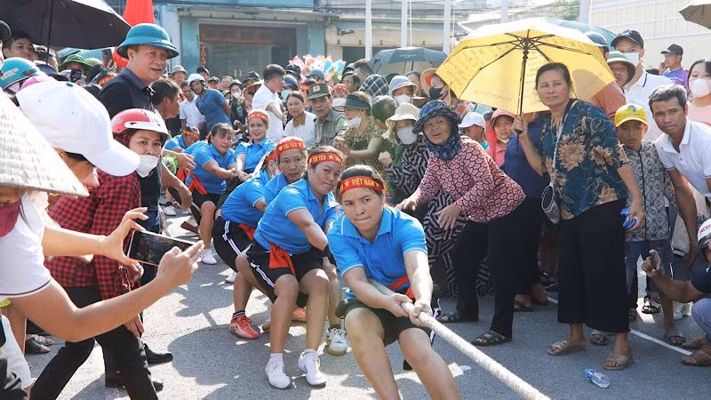 Nội dung thi kéo co thu hút sự quan tâm, cổ vũ của đông đảo người dân. (Ảnh: XUÂN TRƯỜNG) Nội dung thi kéo co thu hút sự quan tâm, cổ vũ của đông đảo người dân. (Ảnh: XUÂN TRƯỜNG)