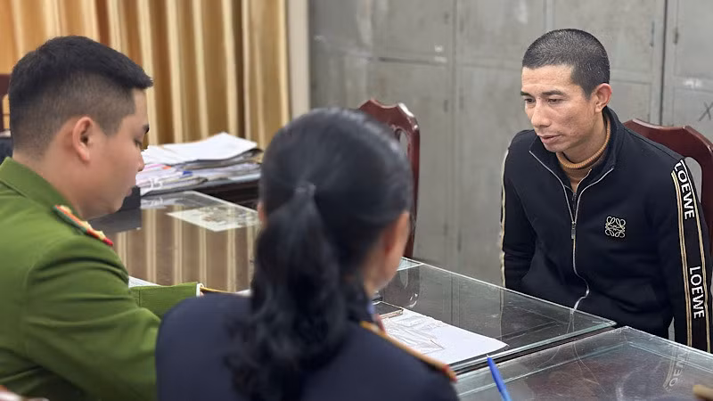 Cơ quan điều tra lấy lời khai của đối tượng bị bắt giữ.