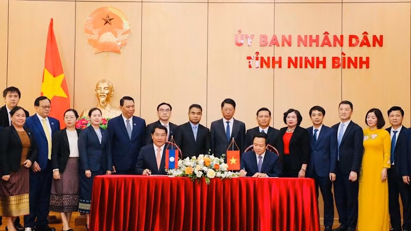 Chủ tịch Ủy ban nhân dân tỉnh Ninh Bình và Đô trưởng Viêng Chăn ký kết biên bản ghi nhớ hợp tác. (Ảnh: ĐỨC LAM) Chủ tịch Ủy ban nhân dân tỉnh Ninh Bình và Đô trưởng Viêng Chăn ký kết biên bản ghi nhớ hợp tác. (Ảnh: ĐỨC LAM)
