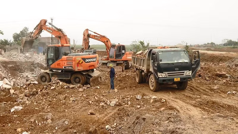 Có mặt bằng "sạch", nhà thầu chỉ đạo đẩy nhanh tiến độ thi công Dự án. (Ảnh: HOÀI ĐỨC) Có mặt bằng "sạch", nhà thầu chỉ đạo đẩy nhanh tiến độ thi công Dự án. (Ảnh: HOÀI ĐỨC)