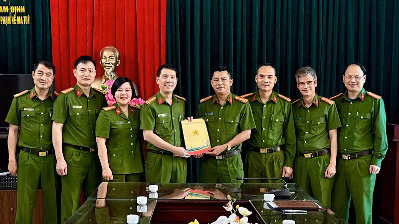 Đại tá Phan Văn Lý, Phó Giám đốc Công an tỉnh Nam Định thưởng nóng cho cán bộ, chiến sĩ Phòng Cảnh sát Điều tra tội phạm về ma túy Công an Nam Định.
