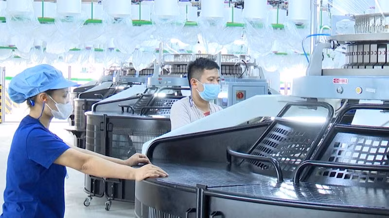 Công ty trách nhiệm hữu hạn Top Textiles của Tập đoàn Toray (Nhật Bản), thuộc nhóm doanh nghiệp mới được cấp phép đầu tư tại địa bàn tỉnh Nam Định trong thời gian gần đây, đã bước vào giai đoạn hoàn tất xây dựng nhà xưởng, đưa vào vận hành sản xuất, cung ứng sản phẩm ra thị trường.