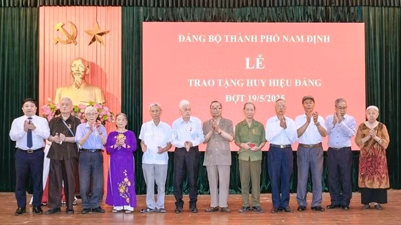 Thành ủy Nam Định trao tặng Huy hiệu Đảng cho các đảng viên dịp kỷ niệm 135 năm Ngày sinh Chủ tịch Hồ Chí Minh (19/5/1890-19/5/2025). (Ảnh: Thành ủy Nam Định)