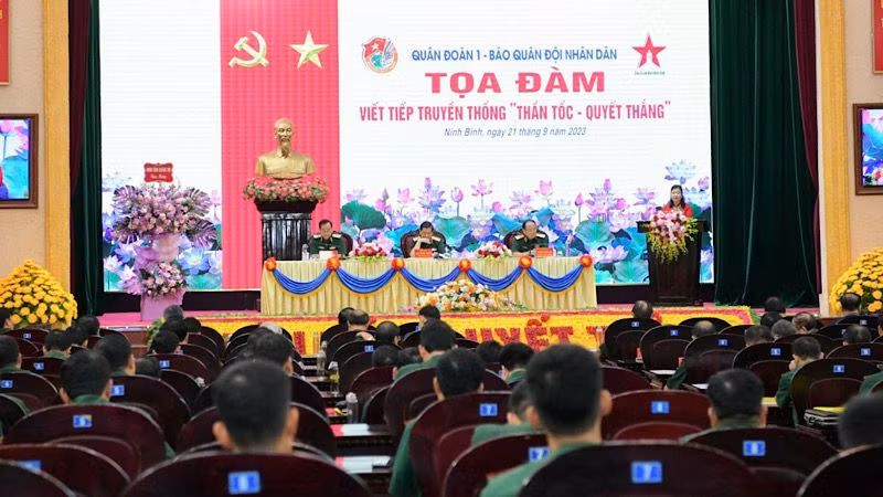 Quang cảnh Tọa đàm: Viết tiếp truyền thống "Thần tốc-Quyết thắng" của Quân đoàn 1. (Ảnh: TRƯỜNG GIANG)