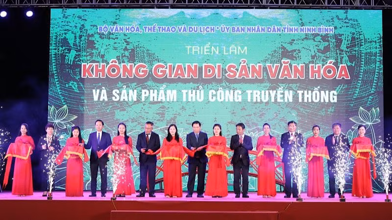Các đại biểu cắt băng khai mạc Triển lãm “Không gian Di sản văn hóa và sản phẩm thủ công truyền thống”. (Ảnh: XUÂN TRƯỜNG)