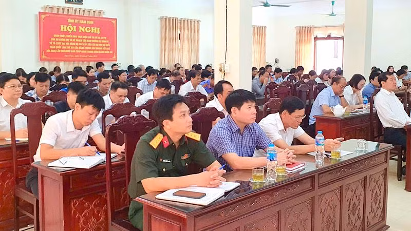 Các đại biểu huyện Nam Trực (Nam Định) theo dõi Hội nghị bằng hình thức trực tuyến. Các đại biểu huyện Nam Trực (Nam Định) theo dõi Hội nghị bằng hình thức trực tuyến.