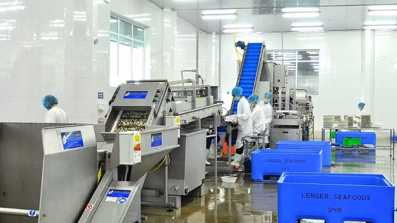 Dây chuyền sản xuất sản phẩm OCOP Nghêu thịt hộp Lenger tại Nhà máy chế biến thủy sản của Công ty TNHH Thủy sản Lenger Việt Nam ở thành phố Nam Định, tỉnh Nam Định.