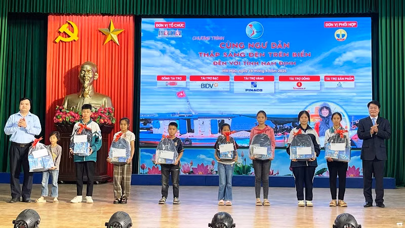 Phó Tổng biên tập Báo Pháp luật Thành phố Hồ Chí Minh và Phó Giám đốc Sở Nông nghiệp và Môi trường Nam Định trao học bổng cho con em ngư dân.