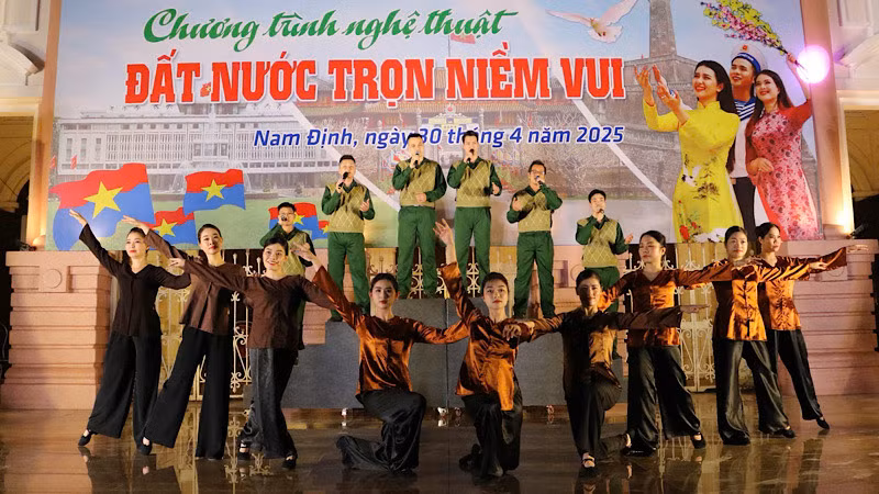 Chương trình nghệ thuật “Đất nước trọn niềm vui” gây ấn tượng với khán giả tỉnh Nam Định. Chương trình nghệ thuật “Đất nước trọn niềm vui” gây ấn tượng với khán giả tỉnh Nam Định.