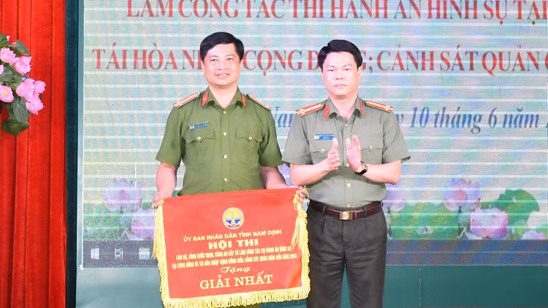 Đại tá Nguyễn Hữu Mạnh, Giám đốc Công an tỉnh Nam Định, Trưởng Ban tổ chức hội thi trao giải Nhất toàn đoàn cho đội thi thành phố Nam Định.
