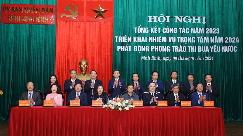 Các đại biểu ký kết hưởng ứng phong trào thi đua yêu nước năm 2024 do Ủy ban nhân dân tỉnh Ninh Bình phát động. (Ảnh: ANH TUẤN) Các đại biểu ký kết hưởng ứng phong trào thi đua yêu nước năm 2024 do Ủy ban nhân dân tỉnh Ninh Bình phát động. (Ảnh: ANH TUẤN)