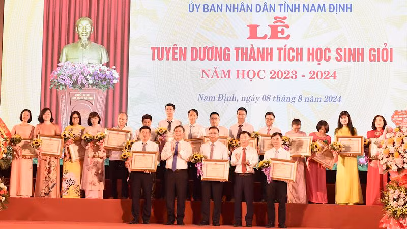 Lãnh đạo tỉnh Nam Định khen thưởng các cán bộ, giáo viên có thành tích xuất sắc trong đào tạo, bồi dưỡng học sinh giỏi năm học 2023-2024. Lãnh đạo tỉnh Nam Định khen thưởng các cán bộ, giáo viên có thành tích xuất sắc trong đào tạo, bồi dưỡng học sinh giỏi năm học 2023-2024.
