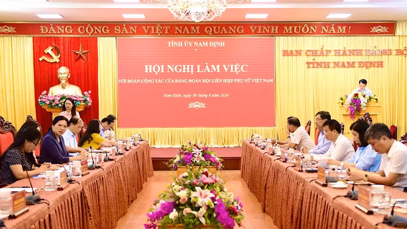 Quang cảnh buổi làm việc.