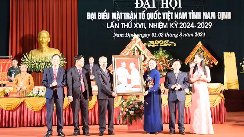 Nhân dịp này, Phó Chủ tịch-Tổng Thư ký Ủy ban Trung ương Mặt trận Tổ quốc Việt Nam Nguyễn Thị Thu Hà đã trao tặng Đại hội bức ảnh Bác Hồ-Bác Tôn, biểu tượng vững chắc của khối đại đoàn kết toàn dân tộc.