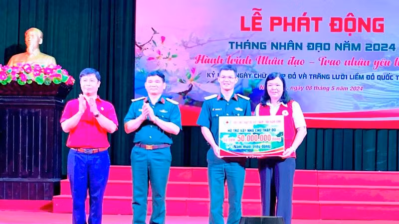 Trao tặng kinh phí xây dựng nhà Chữ thập đỏ cho hộ gia đình quân nhân có hoàn cảnh khó khăn. Trao tặng kinh phí xây dựng nhà Chữ thập đỏ cho hộ gia đình quân nhân có hoàn cảnh khó khăn.