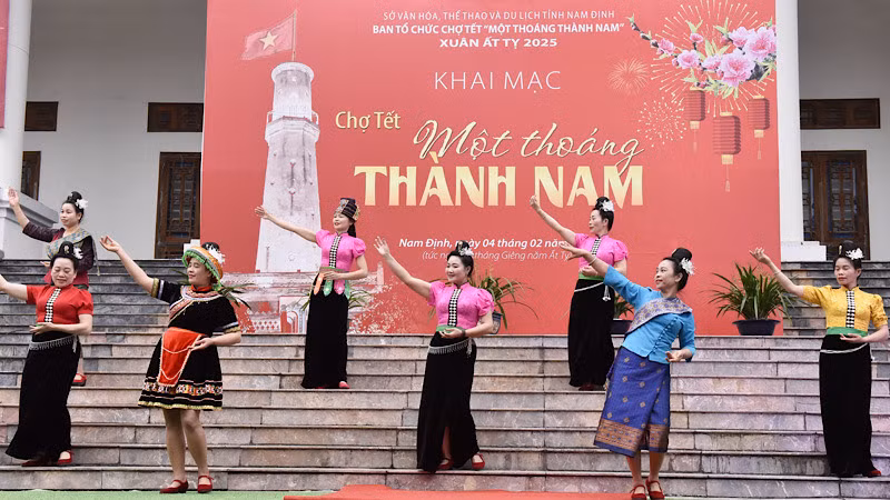 Đội văn nghệ bản Noong Chứn Mường Then trình diễn nghệ thuật tại Chợ Tết "Một thoáng Thành Nam". (Ảnh: XUÂN TRƯỜNG) Đội văn nghệ bản Noong Chứn Mường Then trình diễn nghệ thuật tại Chợ Tết "Một thoáng Thành Nam". (Ảnh: XUÂN TRƯỜNG)