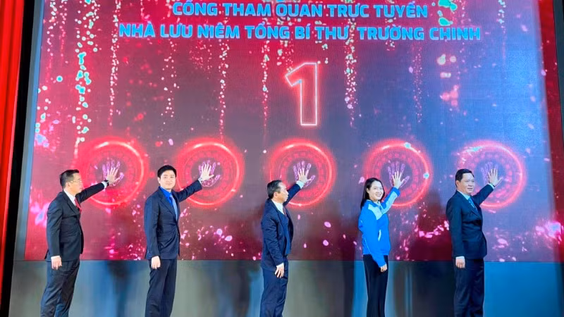 Thực hiện nghi thức Khởi động “Cổng tham quan trực tuyến Nhà lưu niệm Tổng Bí thư Trường Chinh”. (Ảnh: Tỉnh đoàn Nam Định)