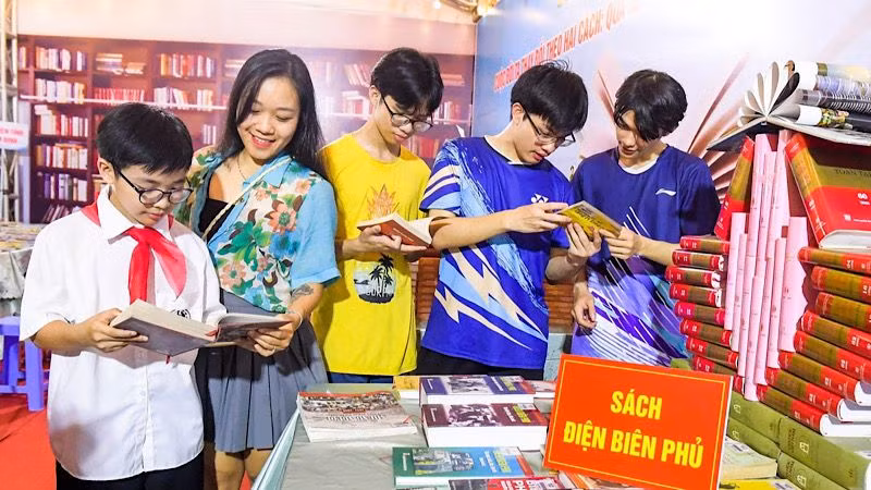 Quầy sách chuyên đề về Điện Biên Phủ được giới trẻ tỉnh Nam Định quan tâm. (Ảnh: XUÂN TRƯỜNG)