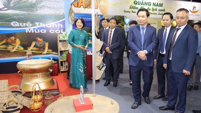 Các đại biểu tham quan gian trưng bày sản phẩm tiêu biểu của nghệ nhân làng nghề truyền thống. (Ảnh: XUÂN TRƯỜNG)