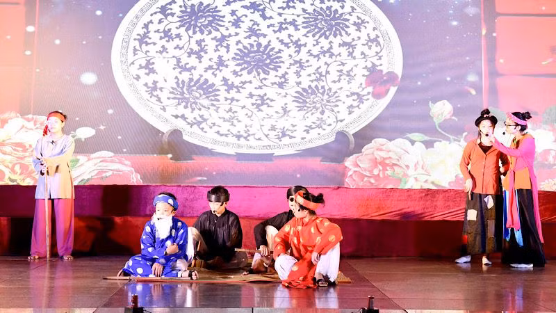 Học sinh thành phố Nam Định biểu diễn tiểu phẩm sân khấu hóa trích đoạn tác phẩm văn học tại lễ khai mạc. (Ảnh: XUÂN TRƯỜNG)