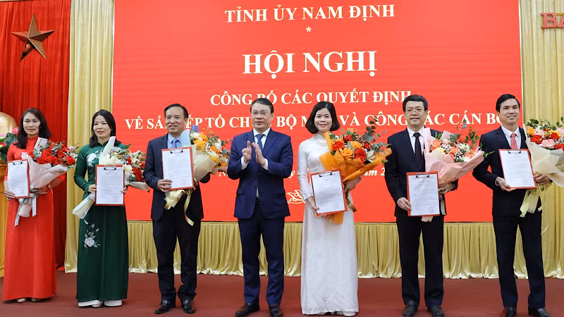 Đồng chí Bí thư Tỉnh ủy Nam Định Đặng Khánh Toàn trao Quyết định cho lãnh đạo Ban Tuyên giáo và Dân vận Tỉnh ủy Nam Định.