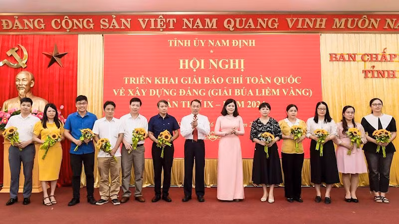 Đại diện các nhóm tác giả, tác giả có tác phẩm gửi tham dự Giải Búa liềm vàng toàn quốc năm 2023 được biểu dương tại hội nghị. (Ảnh: XUÂN TRƯỜNG) Đại diện các nhóm tác giả, tác giả có tác phẩm gửi tham dự Giải Búa liềm vàng toàn quốc năm 2023 được biểu dương tại hội nghị. (Ảnh: XUÂN TRƯỜNG)