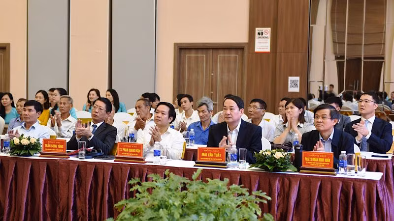 Các đồng chí lãnh đạo tỉnh Ninh Bình dự Hội thảo. (Ảnh: XUÂN TRƯỜNG)