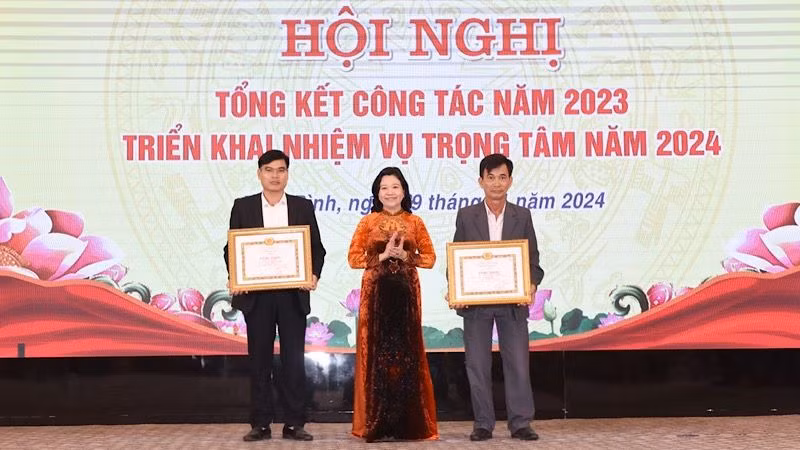 Đồng chí Bùi Mai Hoa, Trưởng ban Tuyên giáo Tỉnh ủy Ninh Bình trao bằng khen cho các tập thể, cá nhân có thành tích xuất sắc. (Ảnh: XUÂN TRƯỜNG) Đồng chí Bùi Mai Hoa, Trưởng ban Tuyên giáo Tỉnh ủy Ninh Bình trao bằng khen cho các tập thể, cá nhân có thành tích xuất sắc. (Ảnh: XUÂN TRƯỜNG)