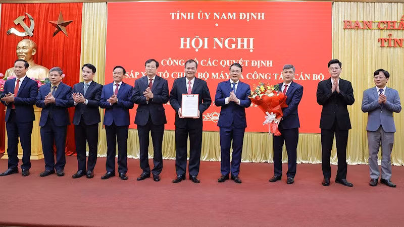 Đồng chí Bí thư Tỉnh ủy Nam Định Đặng Khánh Toàn trao Quyết định thành lập Đảng bộ các cơ quan Đảng tỉnh Nam Định.