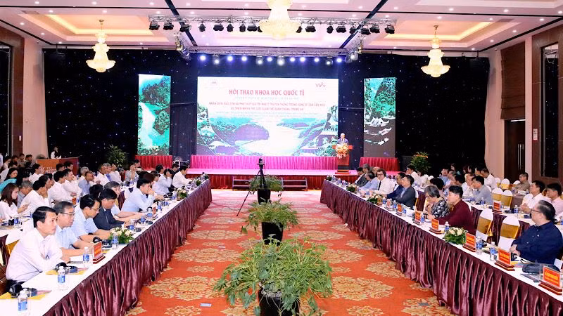 Quang cảnh Hội thảo khoa học quốc tế "Nhận diện, bảo tồn và phát huy giá trị nhà ở truyền thống trong vùng Di sản Văn hóa và Thiên nhiên thế giới Quần thể danh thắng Tràng An". (Ảnh: XUÂN TRƯỜNG)
