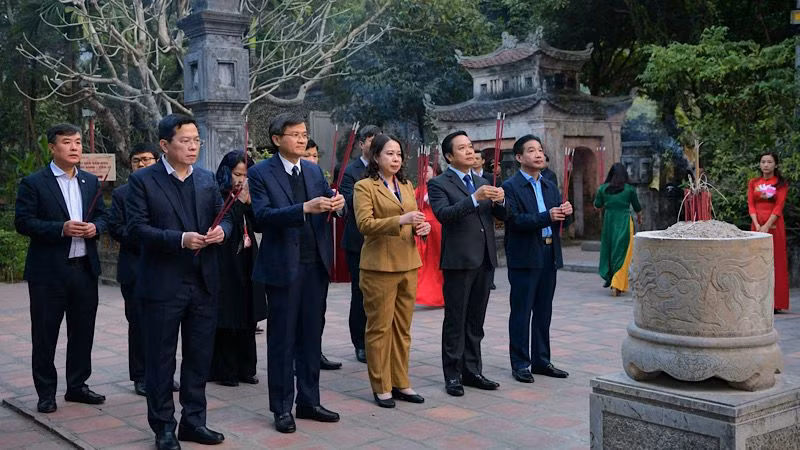 Phó Chủ tịch nước Võ Thị Ánh Xuân dâng hương tại Khu Di tích Quốc gia đặc biệt Cố đô Hoa Lư. (Ảnh: TRƯỜNG GIANG) Phó Chủ tịch nước Võ Thị Ánh Xuân dâng hương tại Khu Di tích Quốc gia đặc biệt Cố đô Hoa Lư. (Ảnh: TRƯỜNG GIANG)