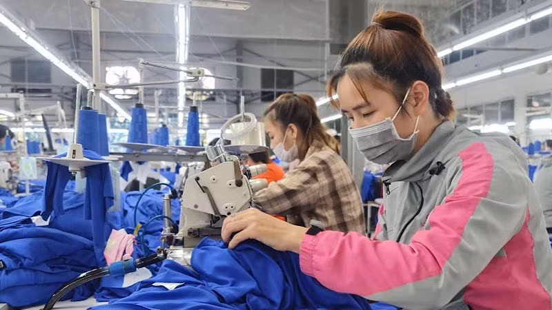 Công nhân làm việc trong dây chuyền sản xuất của Nhà máy may Sông Hồng (thuộc Công ty cổ phần may Sông Hồng) tại xã Nghĩa Thái, huyện Nghĩa Hưng, tỉnh Nam Định. (Ảnh: TRẦN KHÁNH)