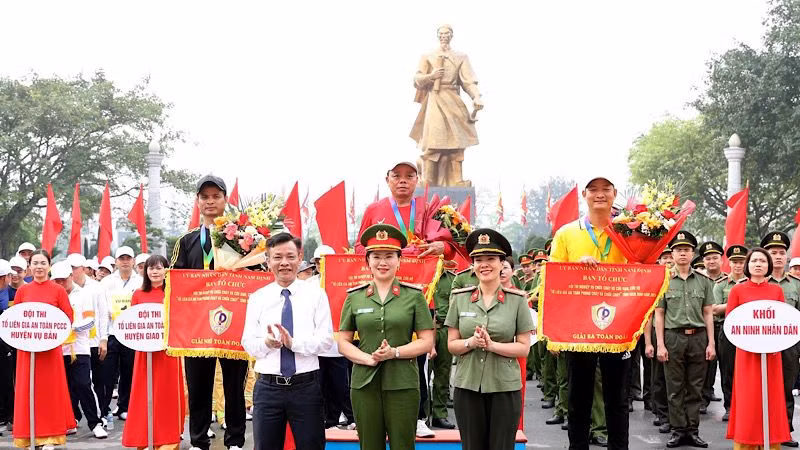 Ban tổ chức hội thi trao giải toàn đoàn cho các đội tuyển đạt thứ hạng nhất, nhì, ba. (Ảnh: XUÂN TRƯỜNG) Ban tổ chức hội thi trao giải toàn đoàn cho các đội tuyển đạt thứ hạng nhất, nhì, ba. (Ảnh: XUÂN TRƯỜNG)