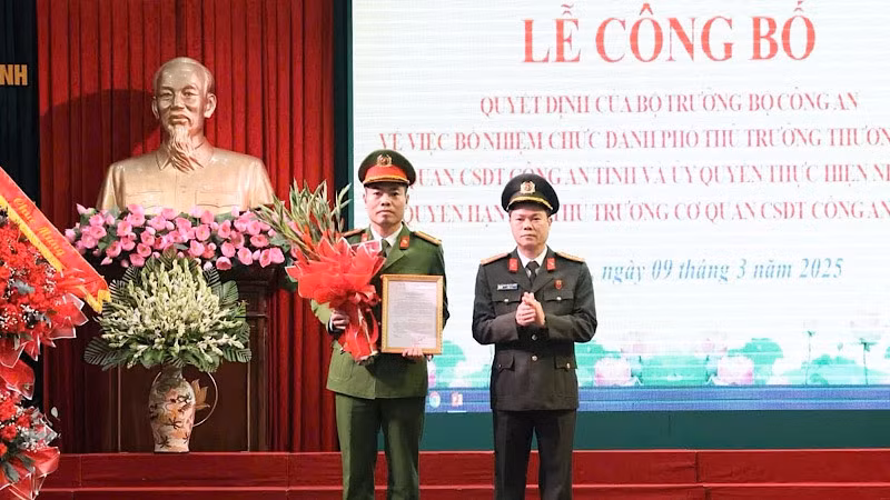 Đại tá Nguyễn Hữu Mạnh, Giám đốc Công an tỉnh Nam Định trao quyết định của Bộ trưởng Công an bổ nhiệm Thượng tá Nguyễn Đức Tiến giữ chức danh Phó Thủ trưởng thường trực Cơ quan Cảnh sát điều tra Công an tỉnh Nam Định.