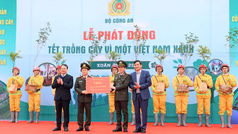 Trao tặng cây giống, trang phục phòng cháy, chữa cháy và trang thiết bị bảo vệ môi trường cho Công an tỉnh Nam Định. (Ảnh: THÙY DƯƠNG)