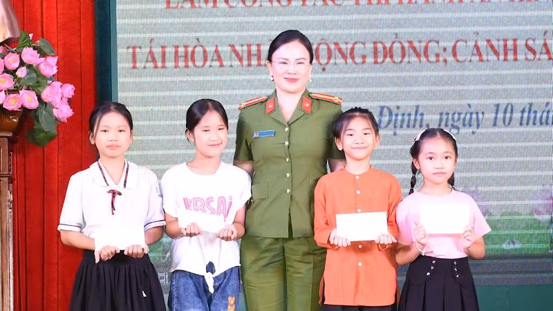 Đại tá Phan Thị Loan, Phó Giám đốc Công an tỉnh Nam Định, Phó Trưởng Ban tổ chức hội thi trao giải cho các thí sinh-"diễn viên nhí" xuất sắc.