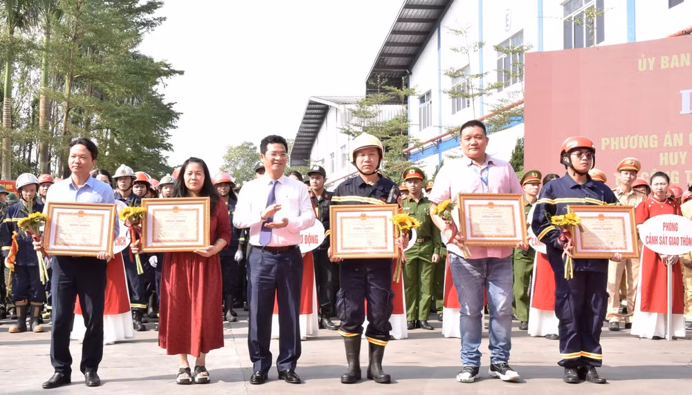 Đồng chí Phó Chủ tịch Thường trực Ủy ban nhân dân tỉnh Nam Định Trần Anh Dũng trao bằng khen cho các tập thể và cá nhân có thành tích xuất sắc trong diễn tập. (Ảnh: XUÂN TRƯỜNG)