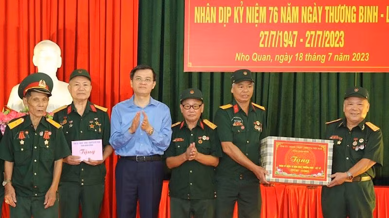 Đồng chí Đoàn Minh Huấn, Ủy viên Trung ương Đảng, Bí thư Tỉnh ủy Ninh Bình tặng quà thương, bệnh binh đang điều trị tại Trung tâm Điều dưỡng thương binh Nho Quan, huyện Nho Quan, tỉnh Ninh Bình. (Ảnh: MINH QUANG)