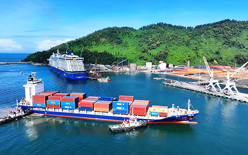 Tỉnh Thừa Thiên Huế đang triển khai chính sách hỗ trợ các hãng tàu biển mở chuyến vận chuyển container vào cảng Chân Mây. Tỉnh Thừa Thiên Huế đang triển khai chính sách hỗ trợ các hãng tàu biển mở chuyến vận chuyển container vào cảng Chân Mây.