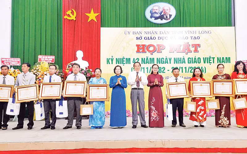Lãnh đạo tỉnh Vĩnh Long tuyên dương các Nhà giáo Ưu tú.