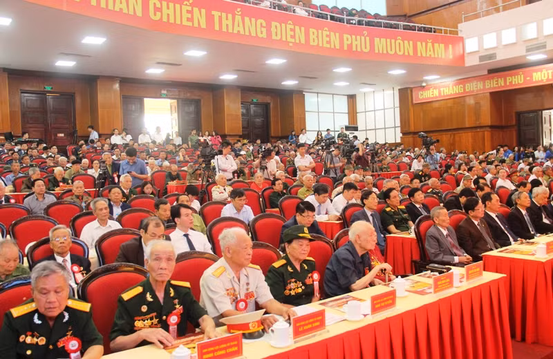 Cựu chiến sĩ Điện Biên, thanh niên xung phong, dân công hỏa tuyến cùng các đại biểu tham dự chương trình. Cựu chiến sĩ Điện Biên, thanh niên xung phong, dân công hỏa tuyến cùng các đại biểu tham dự chương trình.